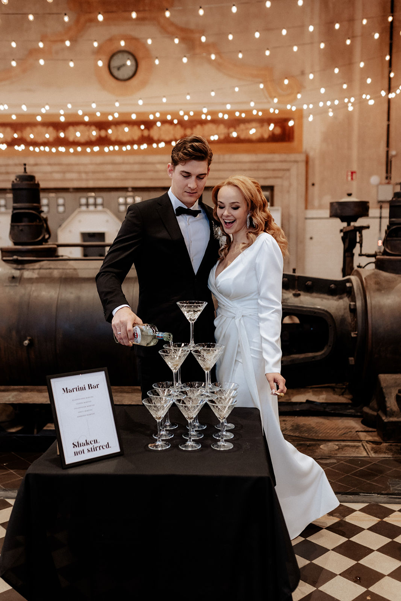 Barschild Martini Bar Papeterie Bond Hochzeit black and white