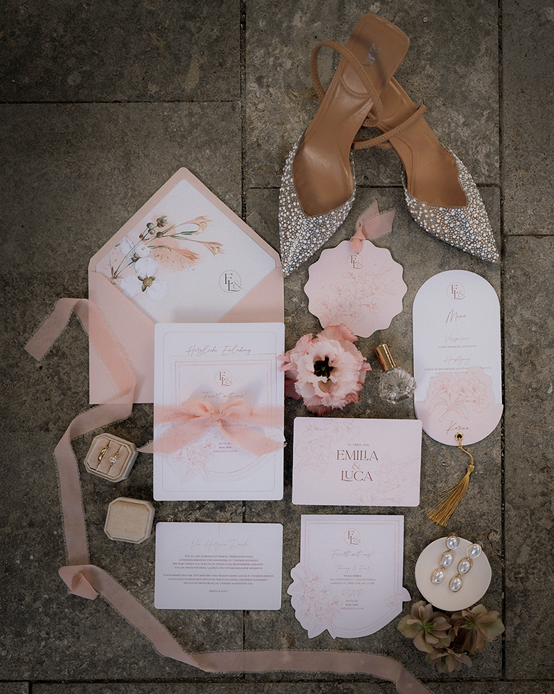 Komplette Papeterie-Suite zur Kirschblüten-Hochzeit mit Einladung, Detailkarte, Menükarte, Platzkärtchen und Danksagung in Blush, Rosé und Gold, gestaltet von Sommerliebe Papeterie.