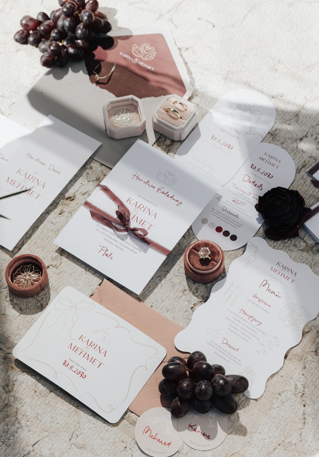 Hochzeitspapeterie Set Whimsical Wedding mit handgezeichneten Illustrationen, Farben Weinrot, Rot und Creme