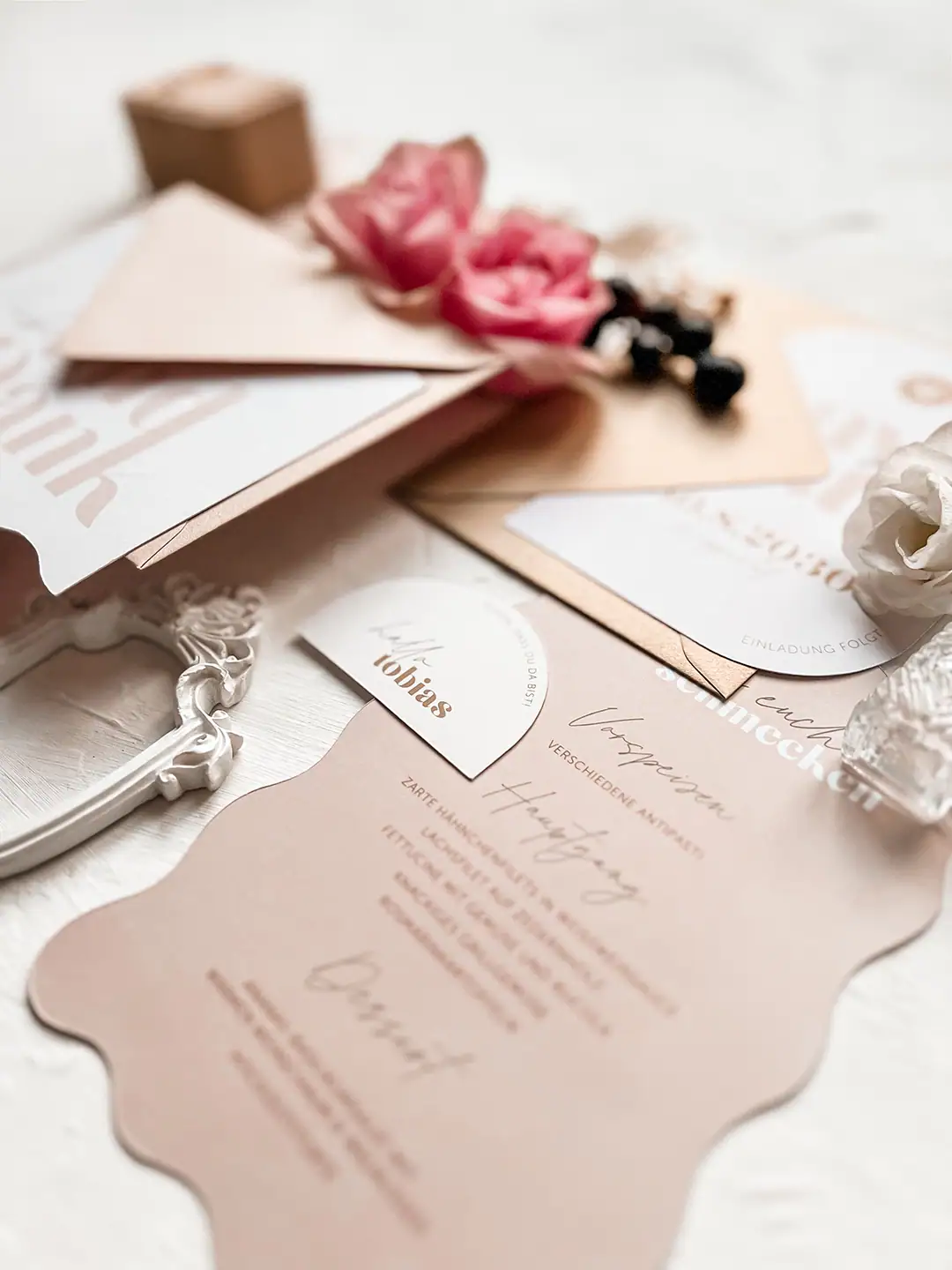 Hochzeitskarten Set mit minimalistischem Design, dafür mit außergewöhnlichen Formen und Statement-Schriften für den Wow-Effekt bei euren Gästen.